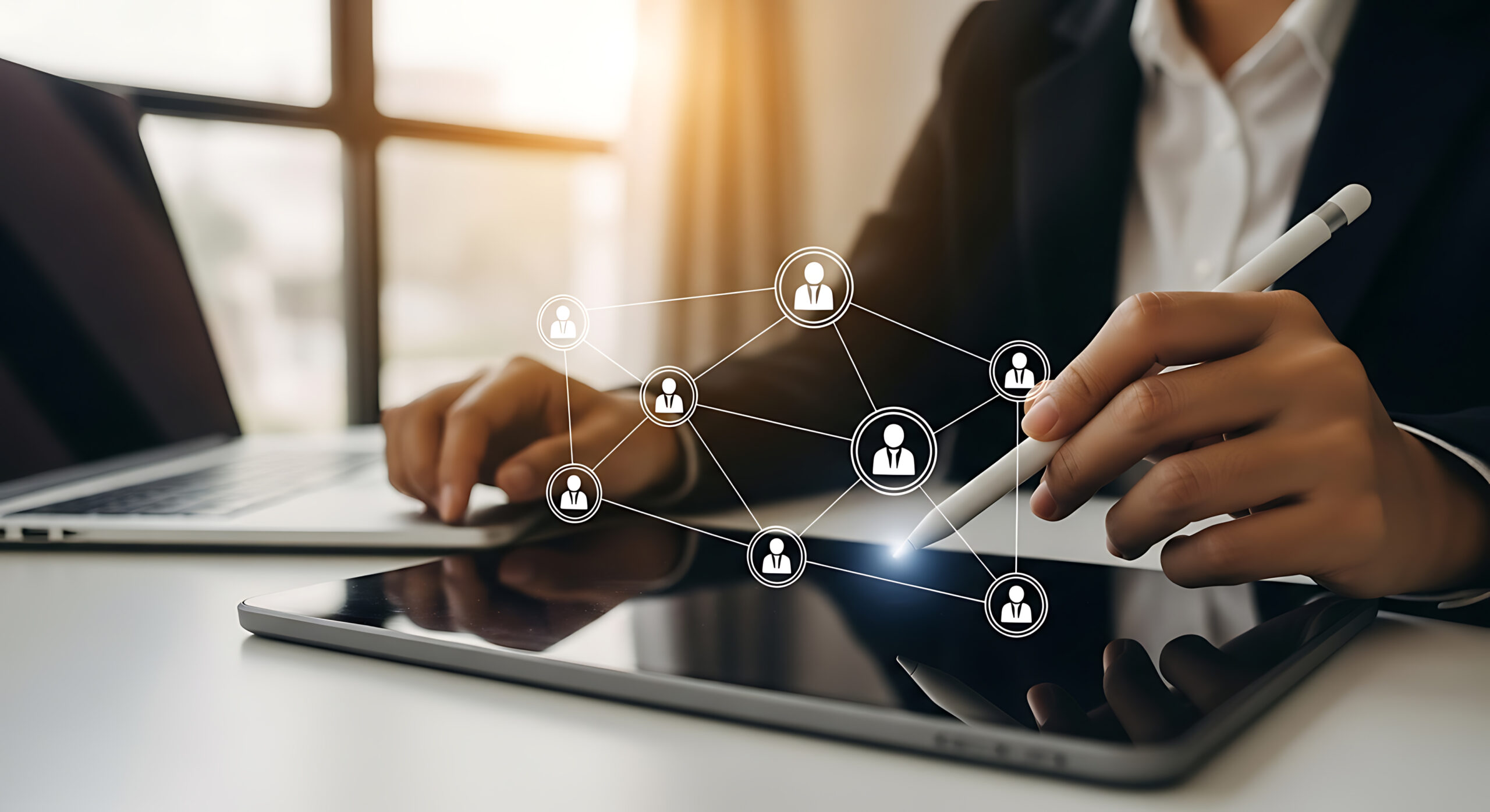 Equipe de Estratégia de Tráfego Pago em Alphaville analisando dados